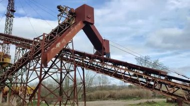 Benevento, Campania, İtalya 21 Şubat 2026: Santa Clementina bölgesinde Calore Nehri ile Sabato Nehri kavşağında terk edilmiş Felbeton nehir toplama tesisi.