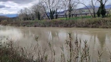 Benevento, Campania, İtalya 21 Şubat 2026: Santa Clementina bölgesinde Calore Nehri ile Sabato Nehri kavşağında terk edilmiş Felbeton nehir toplama tesisi.