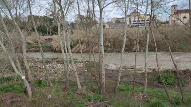 Benevento, Campania, İtalya 21 Şubat 2026: Santa Clementina bölgesindeki Leproso Köprüsü yakınlarındaki Sabato Nehir yatağında atık