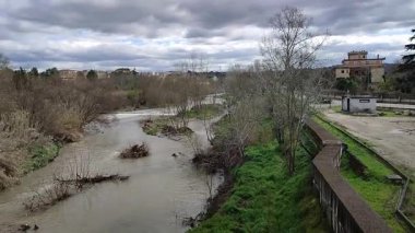 Benevento, Campania, İtalya 21 Şubat 2026: Santa Clementina bölgesinde Calore Nehri ile Sabato Nehri kavşağında terk edilmiş Felbeton nehir toplama tesisi.