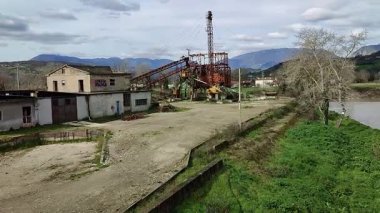 Benevento, Campania, İtalya 21 Şubat 2026: Santa Clementina bölgesinde Calore Nehri ile Sabato Nehri kavşağında terk edilmiş Felbeton nehir toplama tesisi.