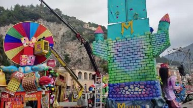Maiori, Campania, İtalya 2 Mart 2026: Gran Carnevale di Maiori 'nin 52. sayısının sonunda liman meydanında alegorik şamandıralar sökülüyor: Il Sogno