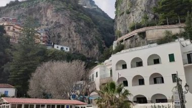 Amalfi, Campania, İtalya 2 Mart 2026: Piazzale dei Protontini 'den Sirens Plajı
