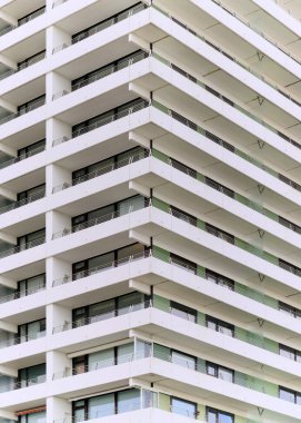 Tekrarlayan açılar ve Stark çizgileri ile köşe balkonu geometrisi, modüler teraslar, beton levhalar ve simetrik çalışmalar