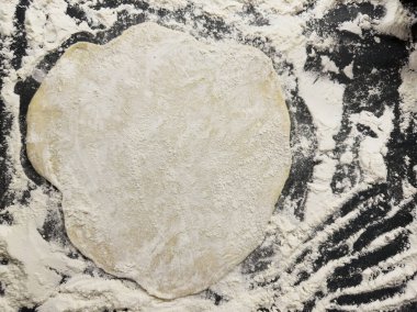 Unlu yüzeyde çiğ Hamur, Karanlık Tezgahta Sarılmış Hamur Yuvarlağı, Cömert Toz Alma