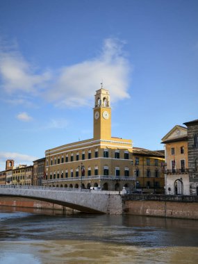 Nehir kenarındaki Sarı Saat Kulesi, Taş Yüzlü Tarihi Belediye Binası ve Saat Yüzlü Saat,