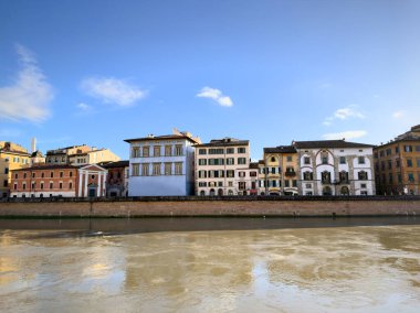 Nehir Boyunca Renkli Riverside Binaları, Durgun Su Üzerine Parlak Yansımalar, Pastel ile Sur Yürüyüşü