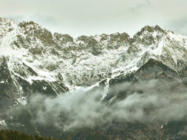 Karlı Dağlar, Sisli Orman 'ın Üzerinde, Önplanda Sonbahar Ağaçları, Katmanlı Sırtlar ve Düşük Bulutlar