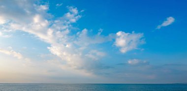 Fotoğraf arkaplanı için harika bulutları olan mavi gökyüzü