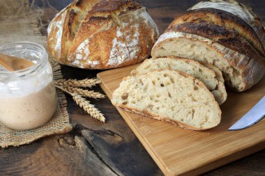 Ekşi ekmek ve dilimler, fırından yeni çıkmış, çıtır çıtır, dumanlı bir üst ve başlangıç olarak...