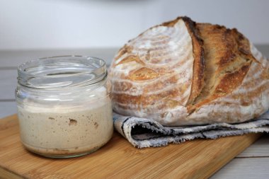 Ekşi ekmek, fırından yeni çıkmış, çıtır çıtır, dumanlı bir üst ve başlangıç noktası.