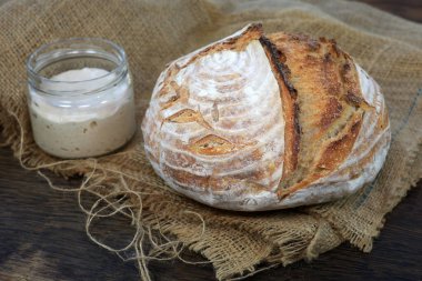 Ekşi ekmek, fırından yeni çıkmış, çıtır çıtır, dumanlı bir üst ve başlangıç noktası.