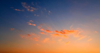 Bulutlu gün batımı arkaplanı