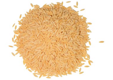 Arpa eriştesi vermicelli beyaz arka planda izole edilmiş.