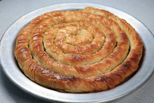 Tepsi Boregi Türk usulü ıspanaklı börek