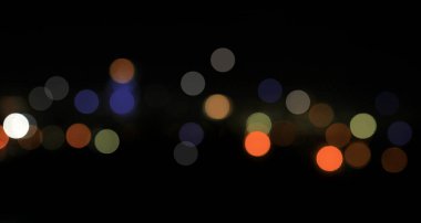 Bokeh, gecenin renkli bir görüntüsü.