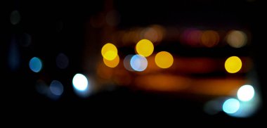 Bokeh, gecenin renkli bir görüntüsü.