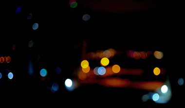 Bokeh, gecenin renkli bir görüntüsü.