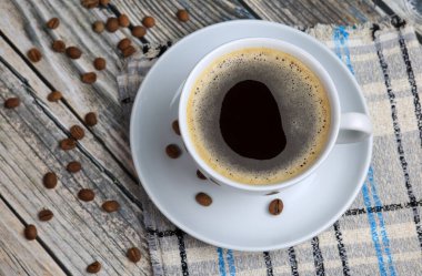 Köy tahtasında bir fincan kahve.