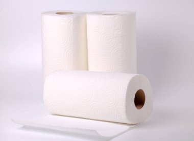 Beyaz arkaplanda kağıt havlular