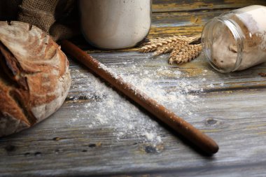 Köy ahşap arka planda mayalı ekmek ve başlangıç hamuru