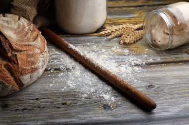 Köy ahşap arka planda mayalı ekmek ve başlangıç hamuru