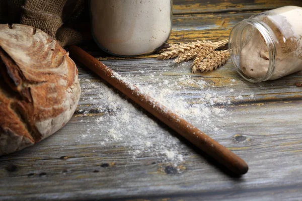 Köy ahşap arka planda mayalı ekmek ve başlangıç hamuru
