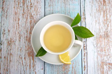 Evet, bir fincan yeşil çay, limonlu ve yapraklı.