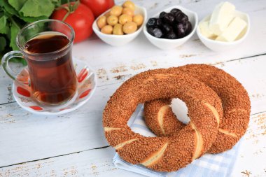 Simit ay bagel ekmeği susam tohumlu ve ahşap zemin üzerinde çay