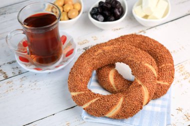 Simit ay bagel ekmeği susam tohumlu ve ahşap zemin üzerinde çay