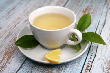 Evet, bir fincan yeşil çay, limonlu ve yapraklı.