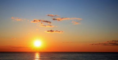 Gün batımında arka planda deniz fotoğrafı