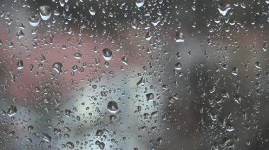 Penceredeki yağmur damlalarını kapat