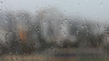 Penceredeki yağmur damlalarını kapat