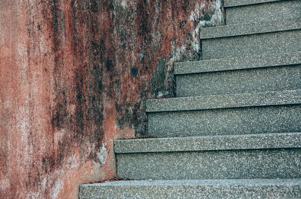 Каменные лестницы и старая стена — стоковое фото