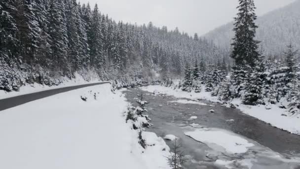 Luftaufnahme 4k, Drohne bewegt sich über dem gefrorenen Fluss in den Bergen — Stockvideo