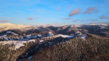Ukrayna 'daki Karlı Karpatlar' ın Hava Aracı Görüntüsü