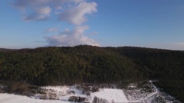 Hava Aracı Görünümü, Ufukta Rüzgar Gücü Türbini, Yeşil Enerji Konsepti