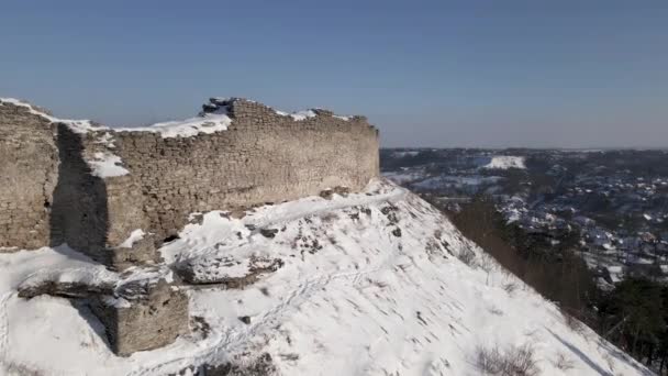 Вид с воздуха на средневековый Кременецкий замок XIII века на территории Украины — стоковое видео