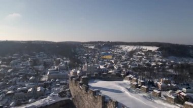 13. yüzyıl Ortaçağ Kremenets Şatosu 'nun Hava Aracı Görünümü, Ukrayna Bayrağı Kule' nin Tepesinde