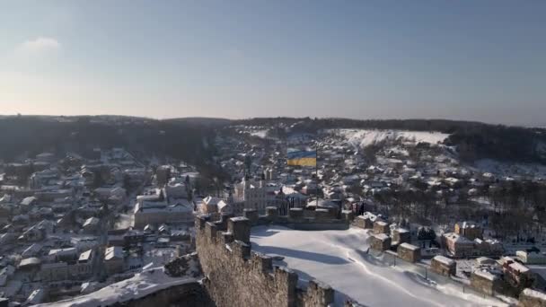 공중에 떠 있는 13 세기 중세 크레메 네츠 성, 타워 꼭대기에 있는 우크라이나 의 깃발 — 비디오