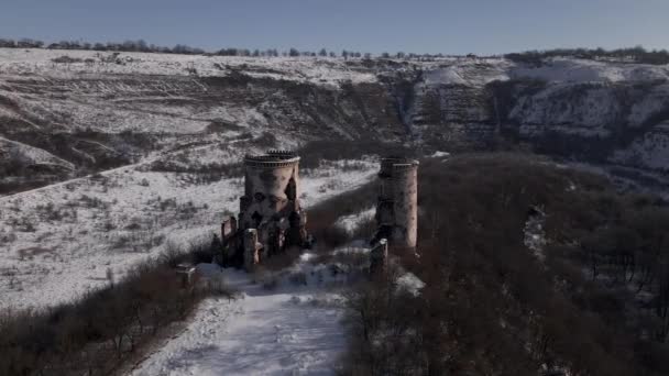 Руины средневекового замка с двумя башнями, вид на беспилотник — стоковое видео