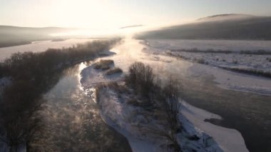 Donmuş Nehir 'de Sabah Havası Görüntüsü Sunny Winter Day' de Manzarası, 4k Drone Video