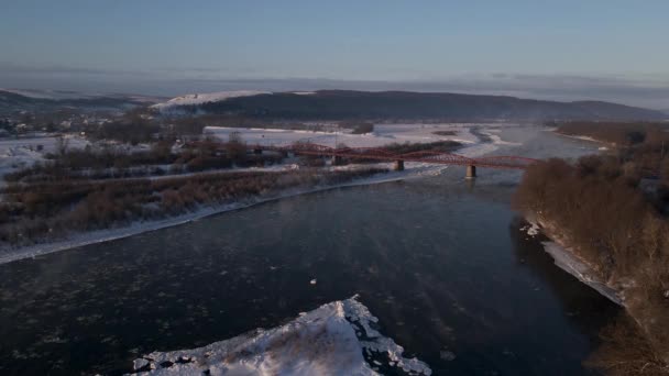 Vista aérea de la madrugada sobre el río congelado, paisaje escénico en el soleado día de invierno, 4k Drone Video — Vídeo de stock