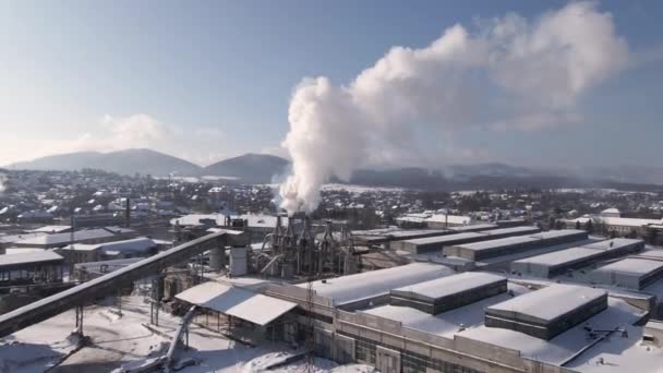 Drón repül át az ipari területen, közel a gyárhoz, repül keresztül füst a csövek, légi felvétel 4k — Stock videók
