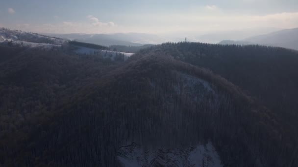 Szenische Landschaft der Winterkarpaten Wald und Gebirgstäler, Luftdrohne Ansicht 4k Video — Stockvideo