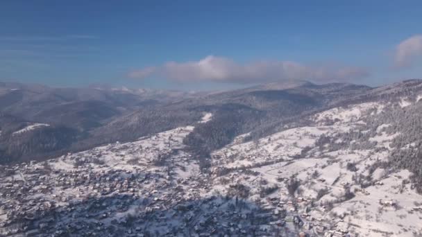 Kış Karpatları 'ndaki Küçük Kasabanın Orman ve Dağ Vadilerinin Manzarası, Hava Aracı Görüntüsü 4k — Stok video