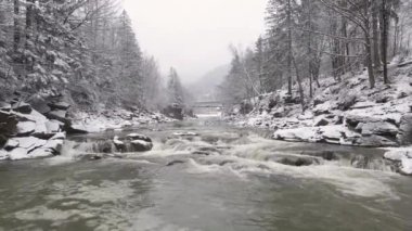 Bir Şelale ve Donmuş Nehir Üzerinde Hava Aracı Görüntüsü Kapat