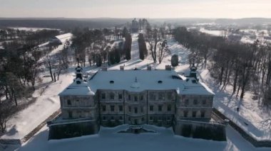 Sunny Winter Day, Pidhirtsi Sarayı 'ndaki Tarihi Kale üzerinde geriye doğru giden hava aracı görüntüsü.