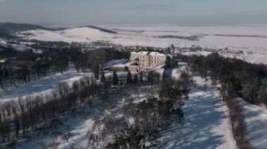 Sunny Winter Day, Pidhirtsi Sarayı 'ndaki Tarihi Kale' de Hava Görüntüleme Uçuşu